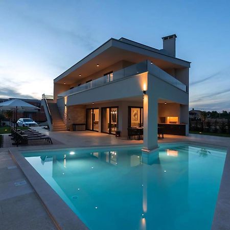 Luxurioese Villa Perla Mit Pool Und Jacuzzi Porec Esterno foto